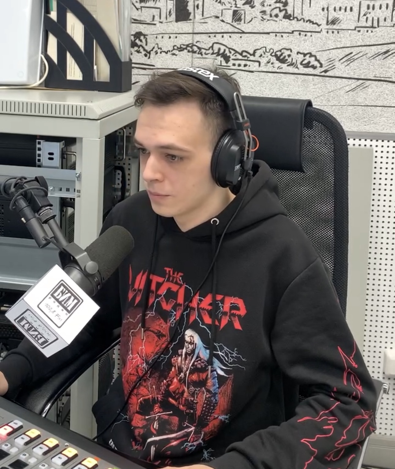 Руслан Балдин ведёт вечерний эфир на радио